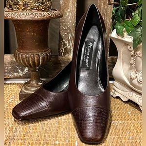 NWOT! Etienne Aigner Elegant Dark Brown Leather Pump, SIZE 8 1/2 M